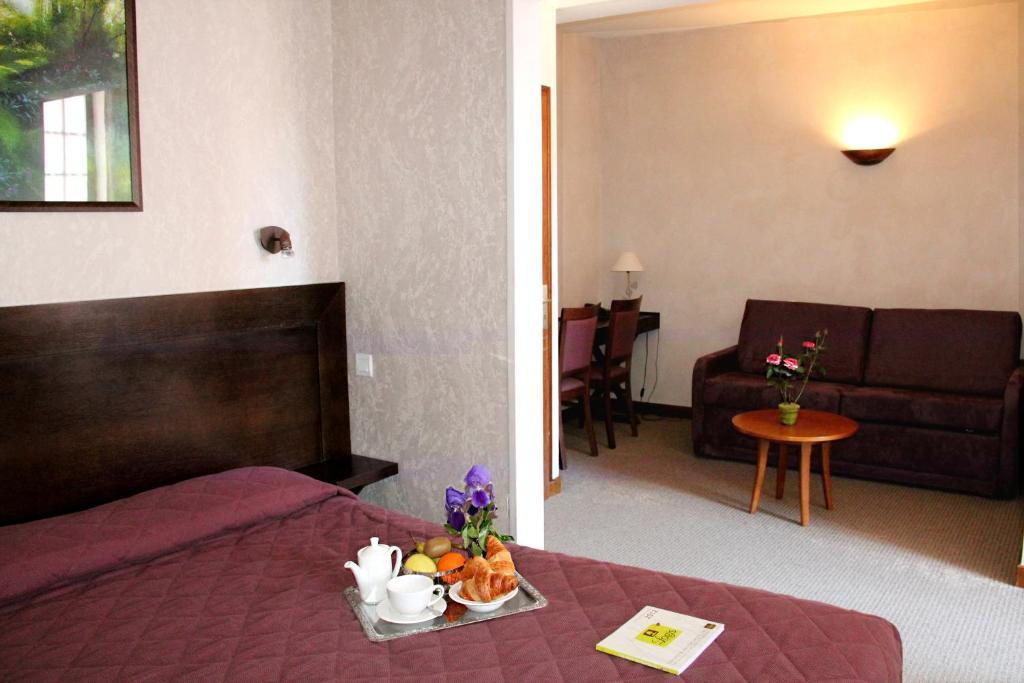 Logis Des Trois Maures Hotel Couches Cameră foto