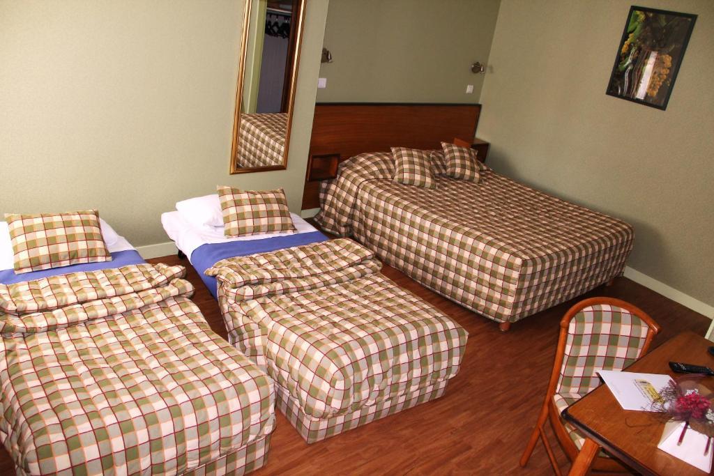 Logis Des Trois Maures Hotel Couches Cameră foto