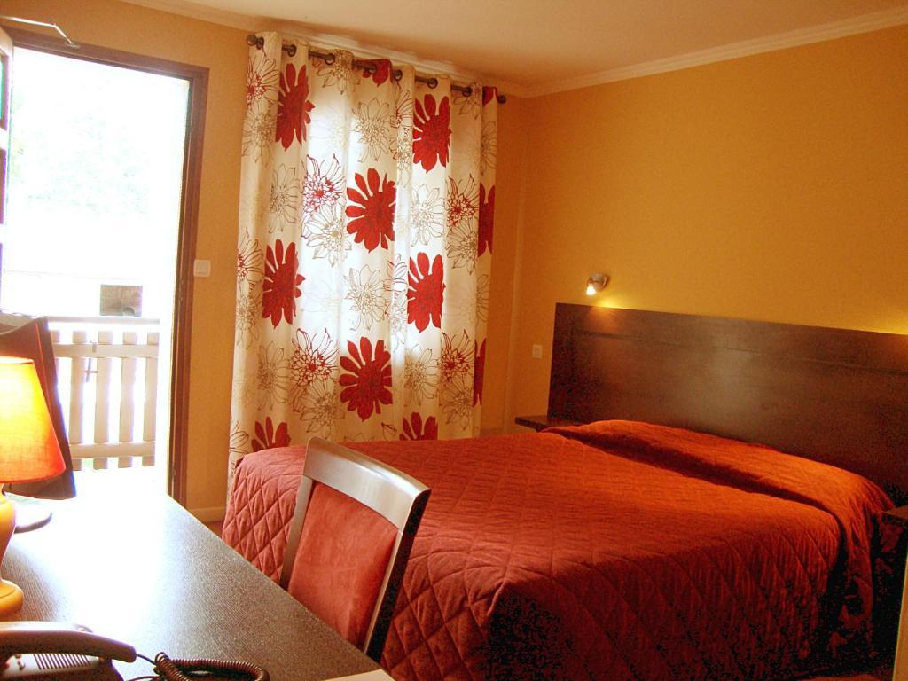 Logis Des Trois Maures Hotel Couches Cameră foto